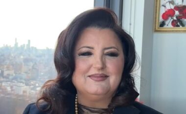 Mori titullin “Qytetare Nderi”, Parashqevi Simaku shpreh mirënjohje ndaj kryetarit të bashkisë dhe qytetarëve kavajas: Jam me ju me gjithë zemër e shpirt