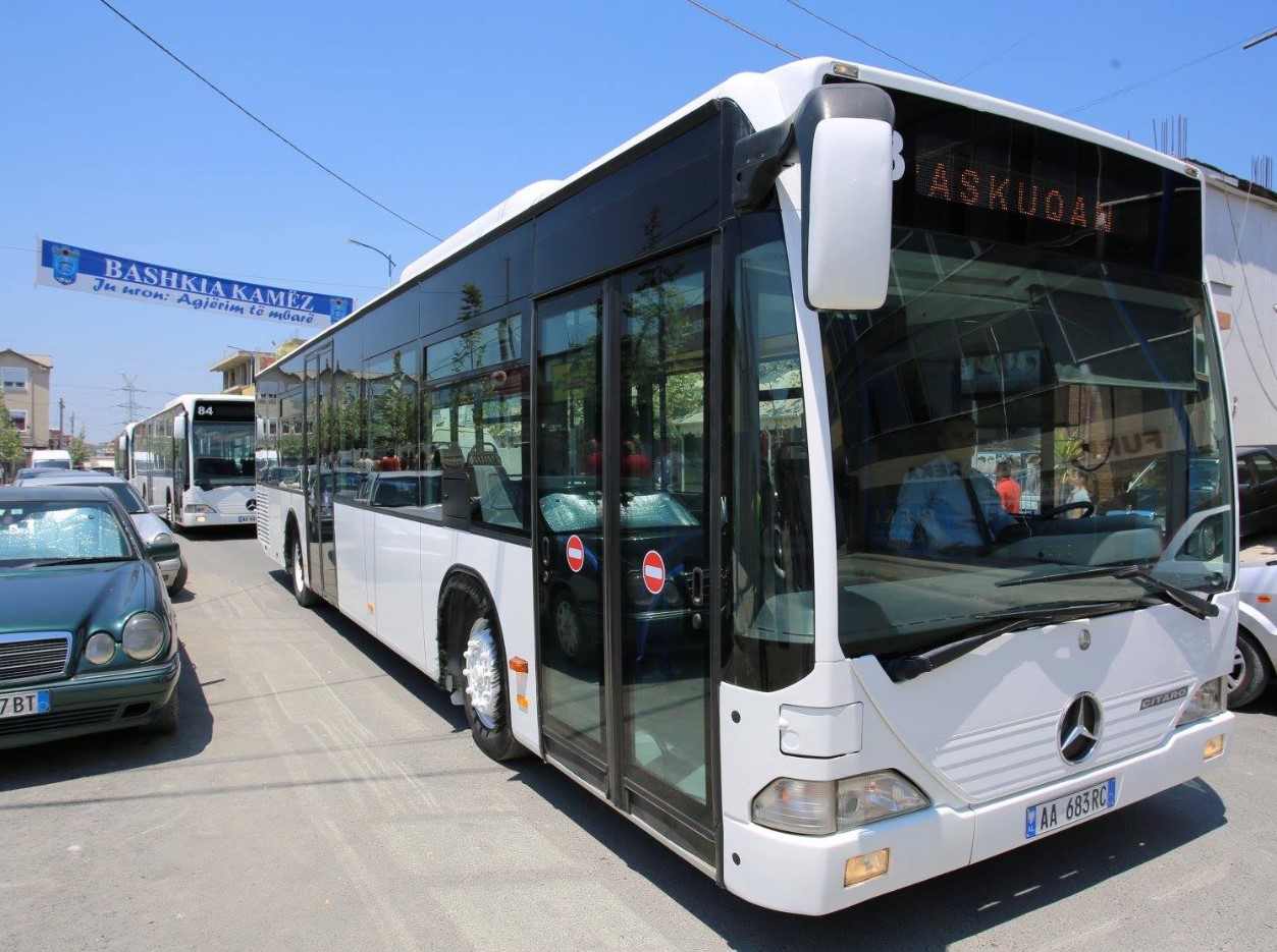 Rritja e biletës për urbanin Kamëz–Tiranë, Autoriteti i Konkurrencës nis hetimet