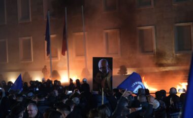 Protestat e opozitës, Daily Mail: Imuniteti i Ballukut mban të varur të ardhmen e Shqipërisë