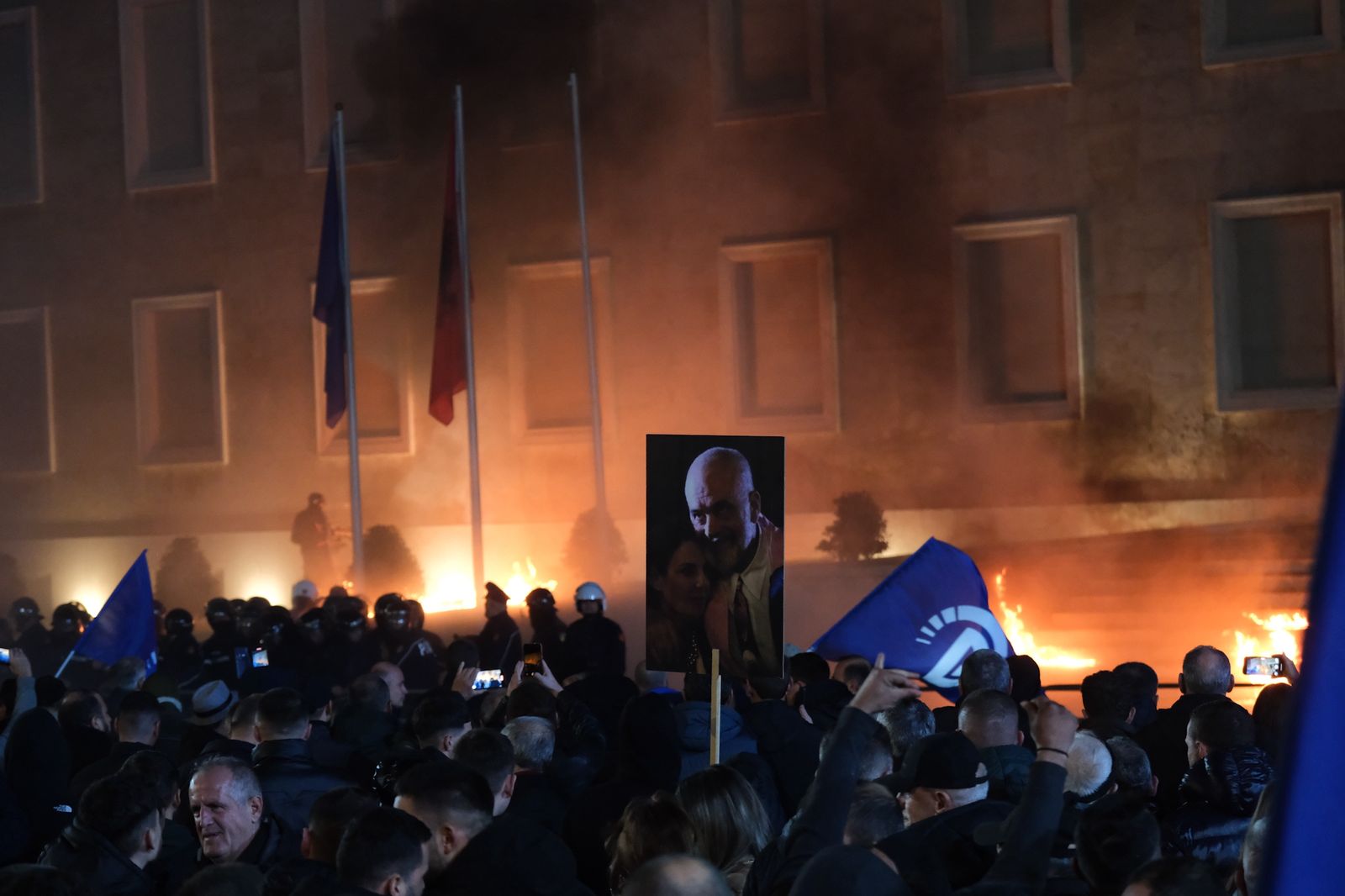 Protestat e opozitës, Daily Mail: Imuniteti i Ballukut mban të varur të ardhmen e Shqipërisë