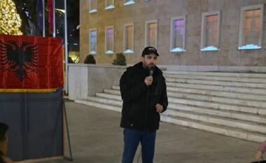 “Çadra 2” te Kryeministria, Adriatik Lapaj thirrje për t’ju bashkuar protestës: Të dalim në shesh