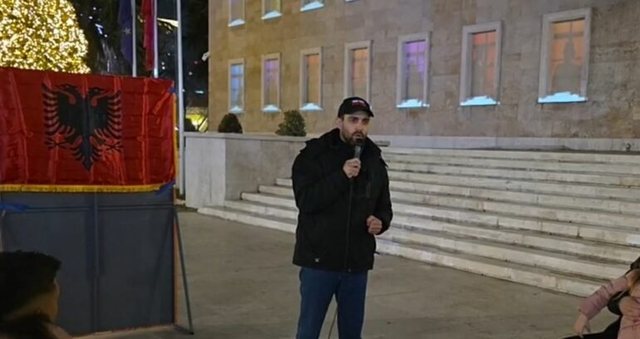 “Çadra 2” te Kryeministria, Adriatik Lapaj thirrje për t’ju bashkuar protestës: Të dalim në shesh