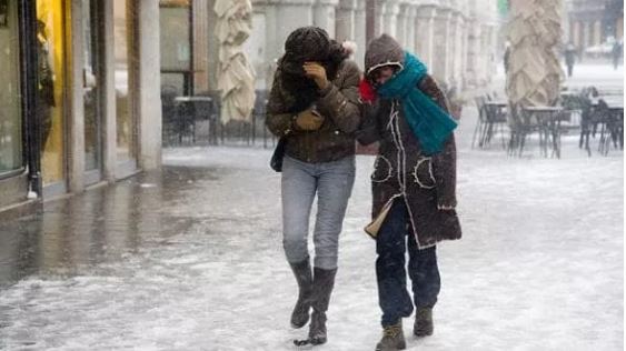 moti-i-keq-godet-italine-stuhi-shiu-dhe-debore-nga-veriu-ne-jug-permbytje-ere-me-100-km-ne-ore-dhe-anulime-te-fluturimeve