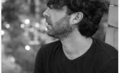 Pse kënga “Duart Lart” e Vlashent Satës është kaq e veçantë?