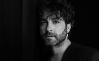 Pse kënga “Duart Lart” e Vlashent Satës është kaq e veçantë?