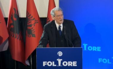 “Jemi ende gjallë dhe në këmbë”, Berisha nga Korça: Kishin projektin “Shqipëria pa opozitë”, por ne triumfuam, u ringritëm si feniksi nga hiri