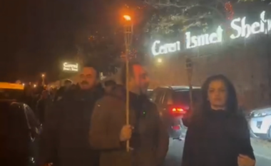 “Jep dorëheqjen”, Deputetët e PD ‘marshojnë’ në Surrel: Rama ka vjedhur paratë e qytetarëve me Ergys Agasin dhe Lubinë