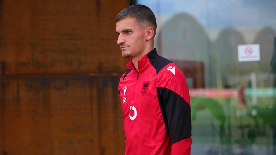 Transferim rekord? Futbollisti që futi në “sherr” Shqipërinë dhe Kosovën nuk nxitohet për të ardhmen