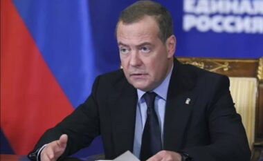 Medvedev kërcënon drejtpërdrejt Zelenskyn: Fatkeqësia po vjen së shpejti