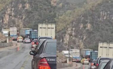 Aksi Elbasan-Librazhd “paralizohet” në prag të ndërrimit të viteve, radhë kilometrike mjetesh