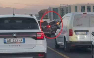 Aksident në autostradën Tiranë-Durrës, makina përfundon në mbi bordurën anësore