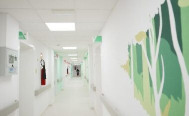 Festat e fundvitit mbingarkojnë Urgjencën e Elbasanit, mjeku: Mbi 300 pacientë në 24 orë