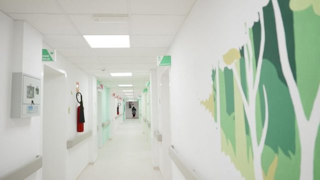 Festat e fundvitit mbingarkojnë Urgjencën e Elbasanit, mjeku: Mbi 300 pacientë në 24 orë