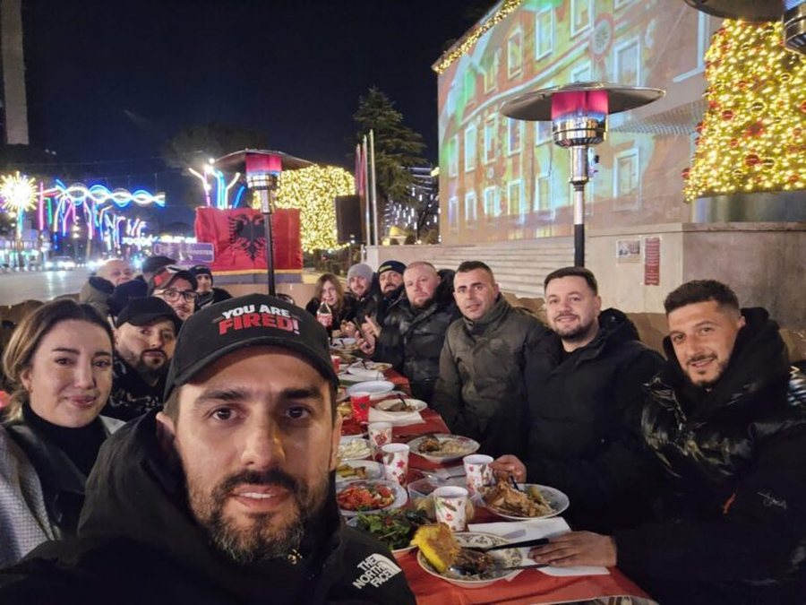 Adriatik Lapaj shtron darkën e Vitit të Ri poshtë zyrës së Ramës  Në orën 12 00 ju pres në shesh