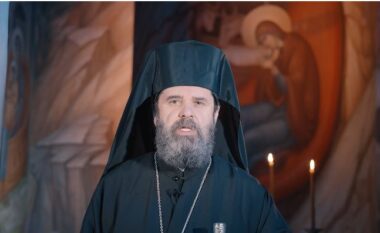 Kryepeshkop Joani uron besimtarët për Krishtlindje: Festa vjen si rreze shprese, ngushëllimi e paqeje, sot më shumë se kurrë kemi nevojë për dritën e Krishtit