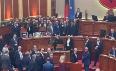 Tensionet në Kuvend, PS kërkon përjashtimin e 29 deputetëve të PD