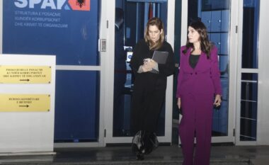 Shkelja e barazisë në tendera dhe pastrim parash, akuzat me të cilat përballen drejtoresha e AKSHI-t dhe biznesmeni Ermal Beqiri, masa sigurie edhe për zyrtarë të tjerë