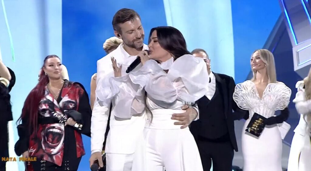 sherri-mes-rozana-radit-dhe-kengetarit-grek-sany-si-u-perfshine-ne-debat-dy-artistet