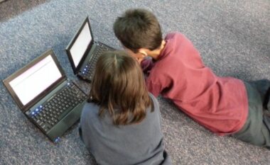 Kompania “Meta” nis mbylljen e llogarive në Facebook dhe Instagram për fëmijët nën 16-vjeç në Australi