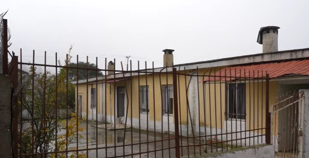 Fshati që po shuhet në Gjirokastër  Nuk ka fëmijë  më i riu është 65 vjeç  mbyllet shkolla