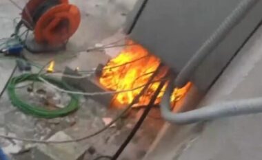 Zjarr jashtë sallës së Kuvendit, përfshihet nga flakët fibra e transmetimit