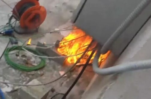 Zjarr jashtë sallës së Kuvendit, përfshihet nga flakët fibra e transmetimit