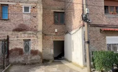 E rëndë në Korçë/ Jetonte e vetme, e moshuara gjendet e pa shenja jete në banesën e saj