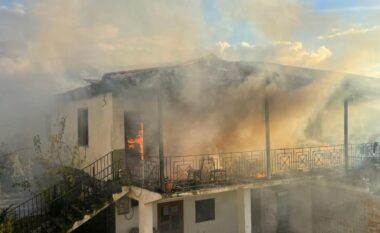 Përfshihet nga flakët një banesë dy katëshe në Gramsh/ Shkaktohen dëme të shumta materiale