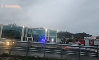Aksident në autostradën Durrës-Tiranë/ Shoferi humb kontrollin, makina përplaset me bordurën dhe merr flakë