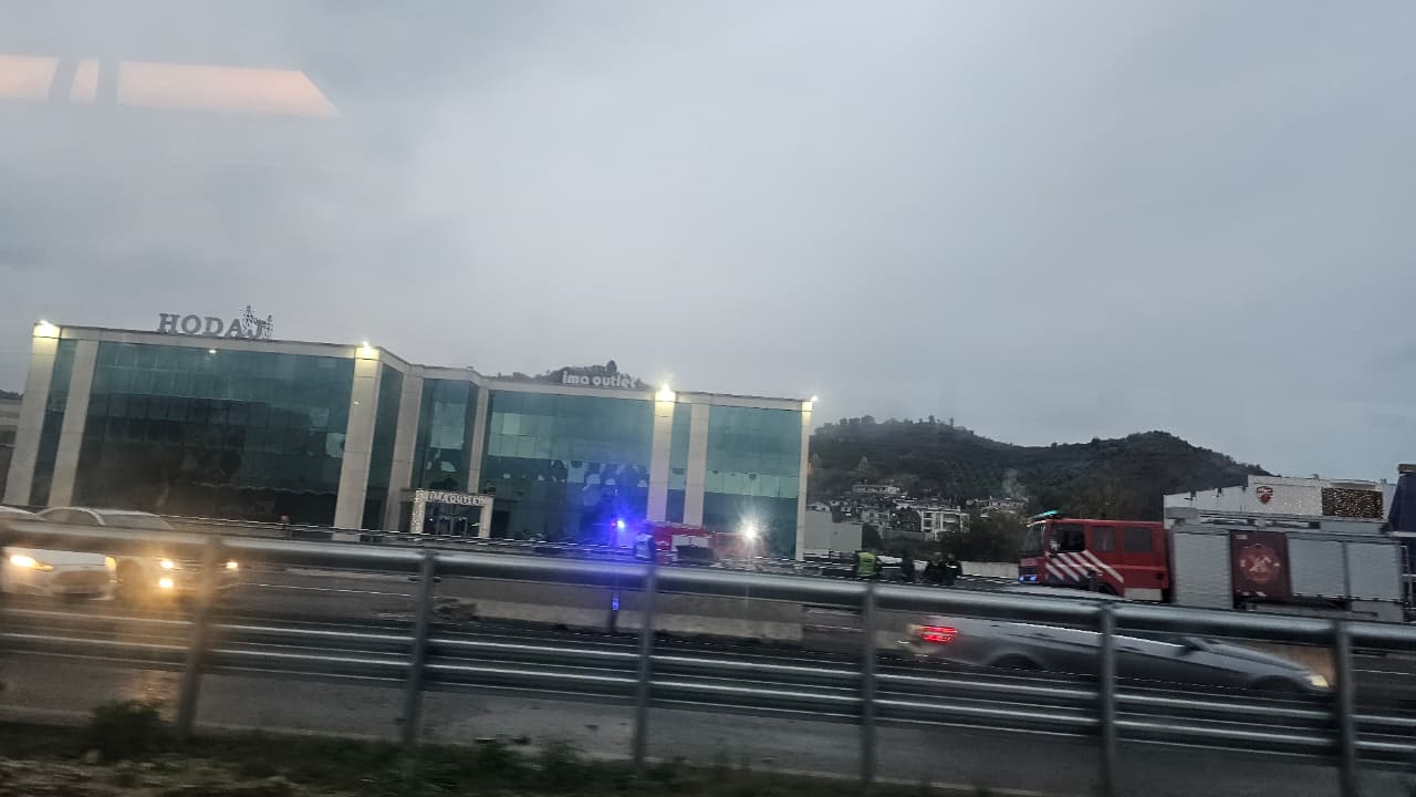 Aksident në autostradën Tiranë-Durrës/ Shoferi humb kontrollin, makina përplaset me bordurën dhe merr flakë