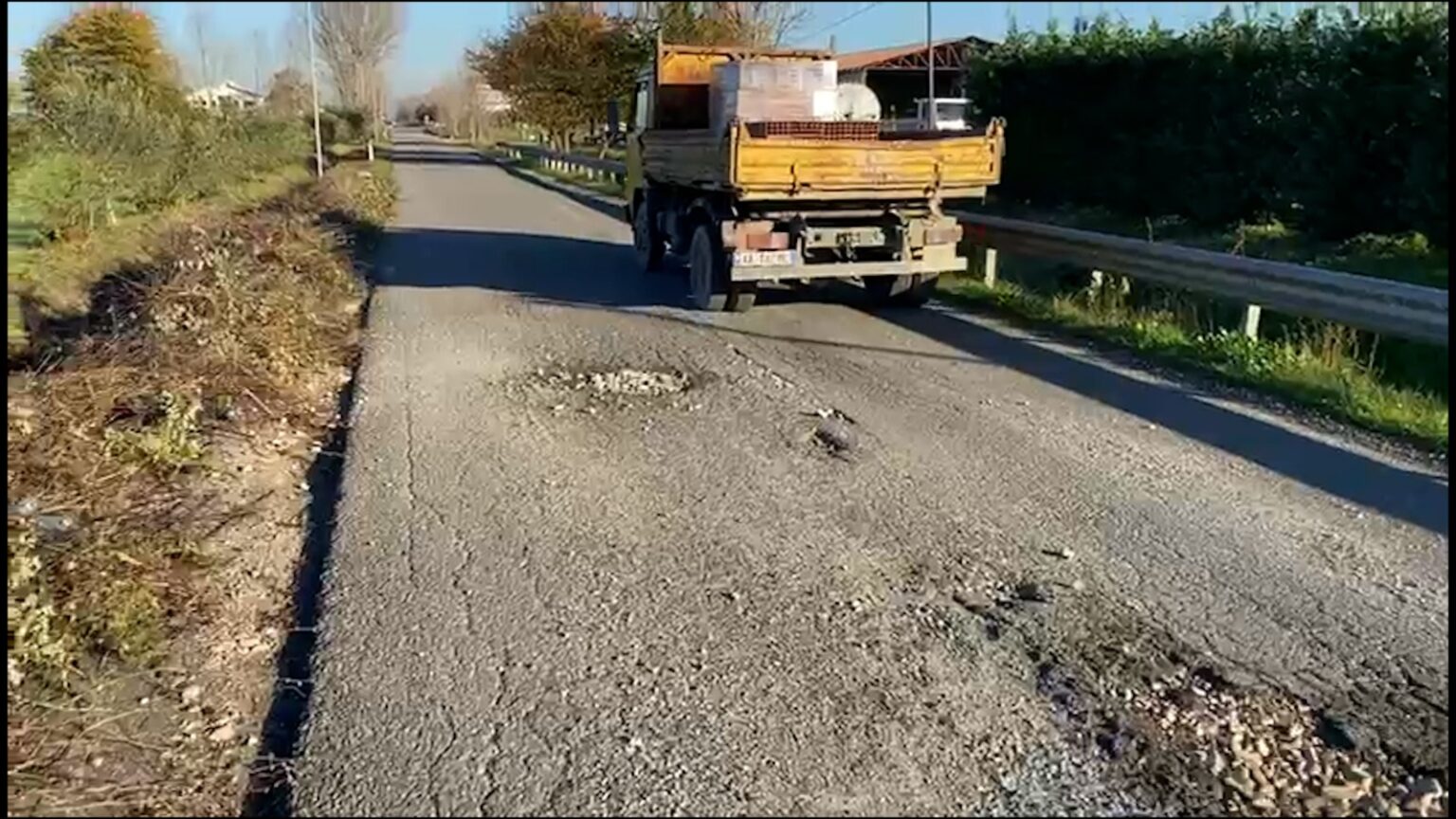 Banorët në fshatin Bilaj në Krujë ankohen për rrugën e dëmtuar nga kompania e ndërtimit  kërkojnë ndërhyrjen e qeverisë  VIDEO