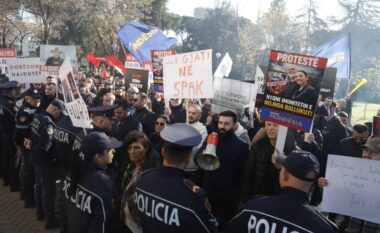 “Dorëzoni Belindën!”/ Me foto të Ramës dhe Ballukut, protestuesit e ‘Mundësia’ thirrje të forta nga Kryesia: Në burg!