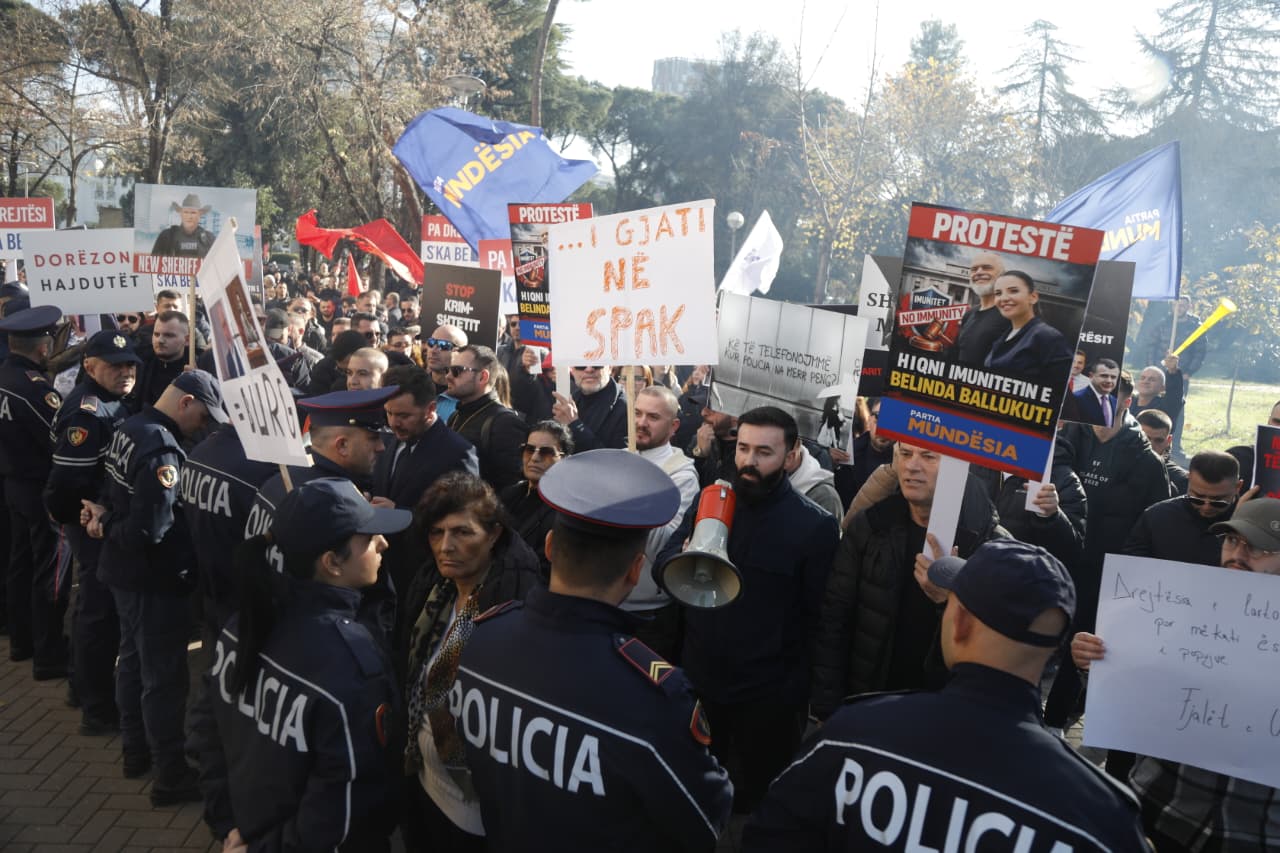 “Dorëzoni Belindën!”/ Me foto të Ramës dhe Ballukut, protestuesit e ‘Mundësia’ thirrje të forta nga Kryesia: Në burg!
