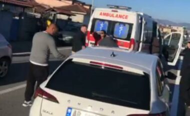 Aksident në aksin Cërrik–Belsh, shoferja përplas të këmbësoren në vijat e bardha