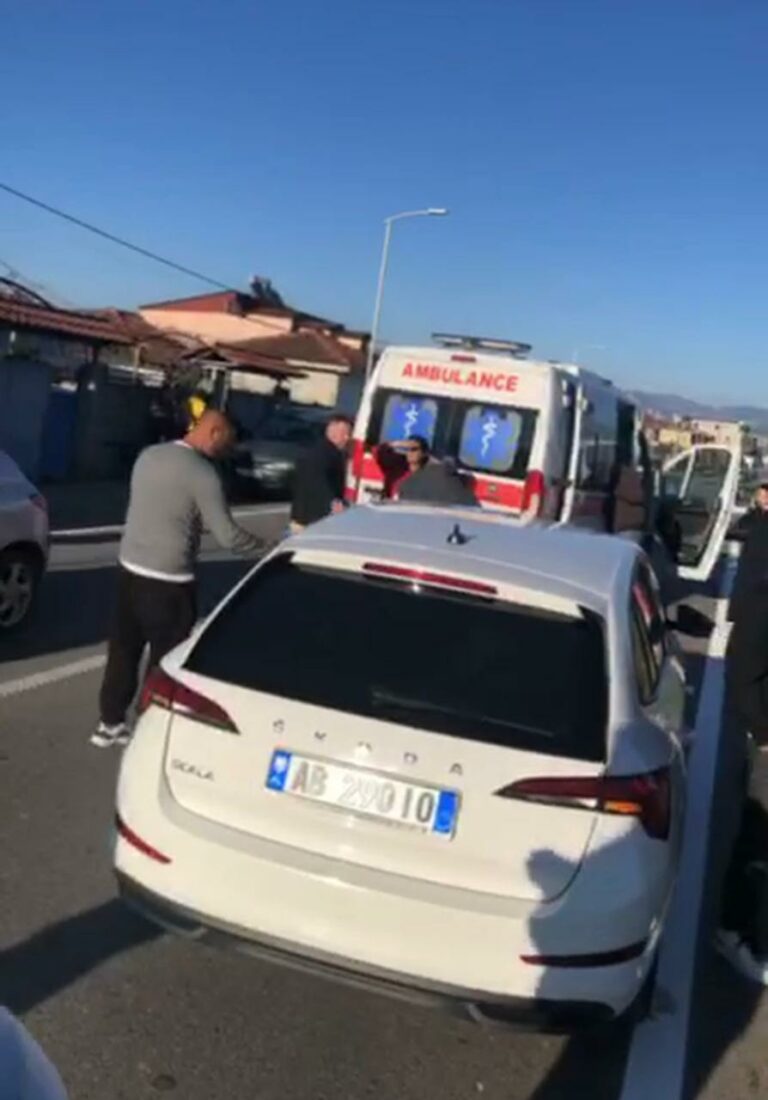 Aksident në aksin Cërrik–Belsh, shoferja përplas të këmbësoren në vijat e bardha