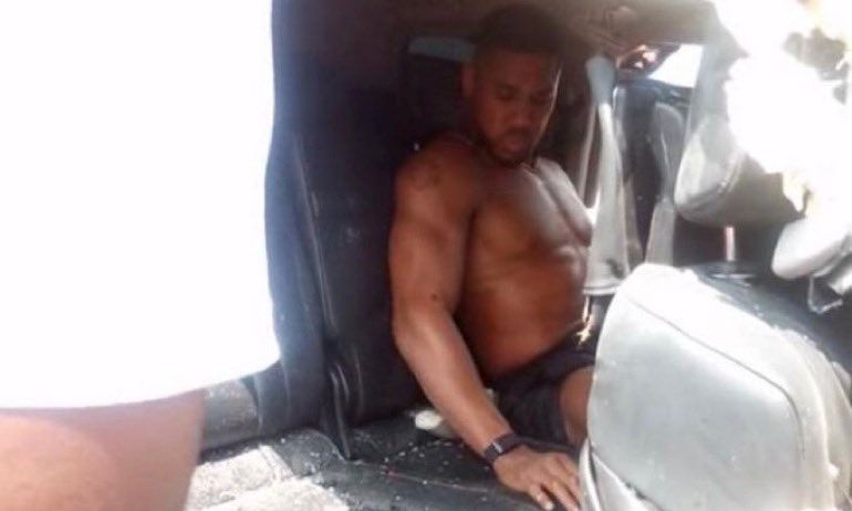 Kampioni botëror i boksit përfshihet në aksident të rëndë, raportohet për 2 viktima (VIDEO)