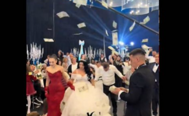 Myrto Uzuni e “djeg” në dasmën e motrës, tufat me para “fluturojnë” në sallë (VIDEO)