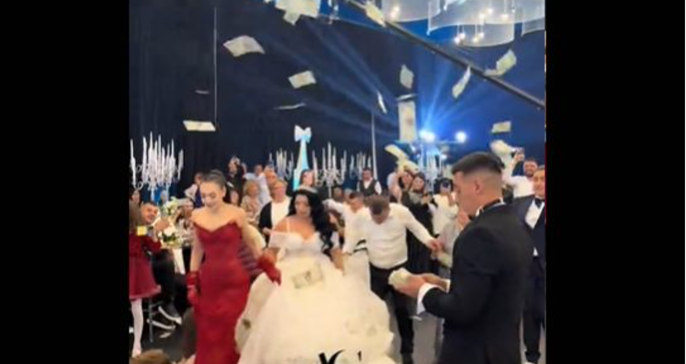 Myrto Uzuni e “djeg” në dasmën e motrës, tufat me para “fluturojnë” në sallë (VIDEO)