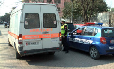 Aksident i trefishtë në aksin rrugor Lushnjë-Fier/ Përplasen 3 automjete, policia dhe ambulanca në vendngjarje