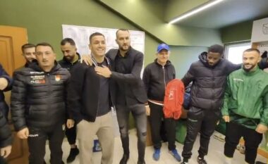 Sfida Lushnja-Kukësi/ Rei Manaj rikthehet aty ku nisi gjithçka, në stadiumin “Roza Haxhiu”, ndjek ndeshjen nga tribuna (FOTO+VIDEO)