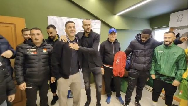 Sfida Lushnja-Kukësi/ Rei Manaj rikthehet aty ku nisi gjithçka, në stadiumin “Roza Haxhiu”, ndjek ndeshjen nga tribuna (FOTO+VIDEO)