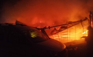 Zjarri shkrumbon një kioskë dhe dy automjete në aksin Librazhd-Përrenjas