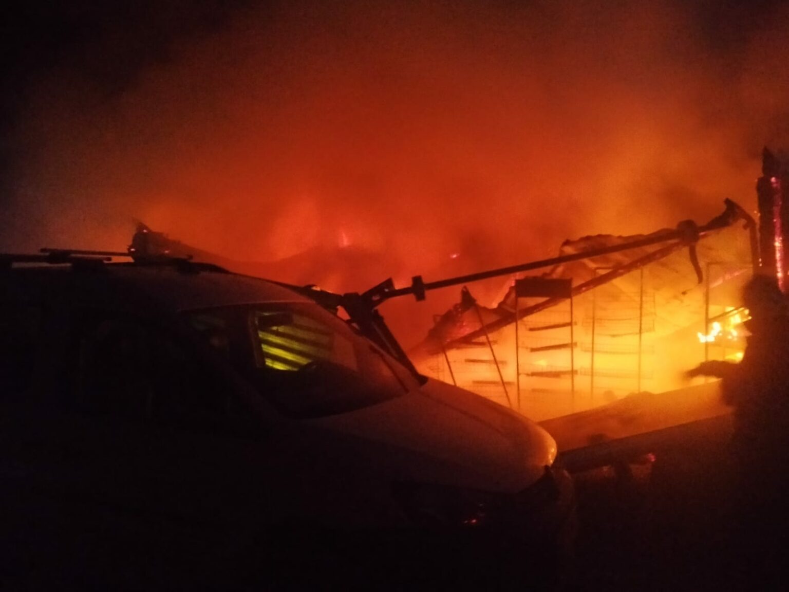 Zjarri shkrumbon një kioskë dhe dy automjete në aksin Librazhd-Përrenjas