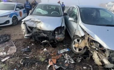 Aksident në Maqellarë-Peshkopi/ Makinat bëhen ‘copë’ nga përplasja, plagoset çifti i bashkëshortëve (VIDEO)
