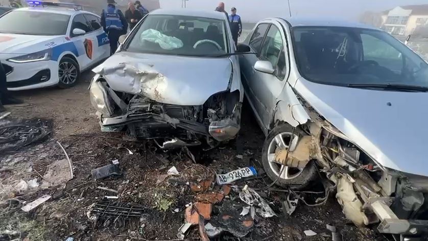 Aksident në Maqellarë-Peshkopi/ Makinat bëhen ‘copë’ nga përplasja, plagoset çifti i bashkëshortëve (VIDEO)