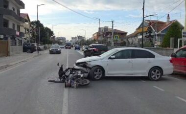 Aksident në Fier/ Makina përplaset me motorin, një i plagosur