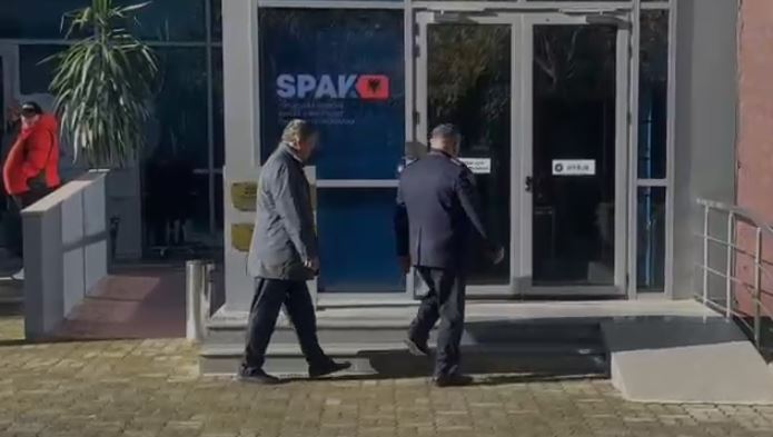 Ish-presidenti Bamir Topi paraqitet në SPAK (VIDEO)