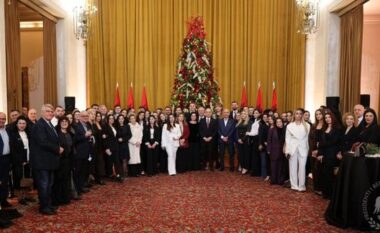 Presidenti Begaj pret gazetarët për festat e fundvitit, vlerëson përgjegjësinë e medias ndaj interesit publik (VIDEO)