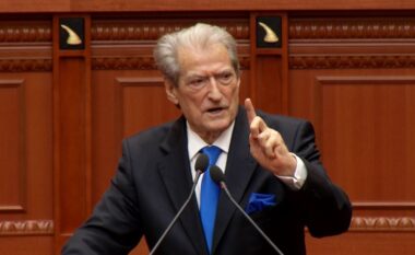 Berisha: Balluku u mbërthye në skemat e saj nga mesazhet, fotot dhe dokumentet e gjetura ne telefonat e Evis Berberit, oferta 140 mln euro, u zëvendësua me 190 mln euro për Llogaranë