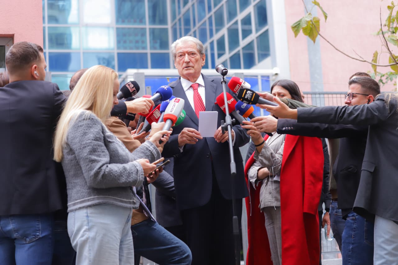 berisha-lexon-mesazhin-qe-la-ne-spak-troplinet-kane-4-vite-qe-perdorin-portin-e-durresit-ku-nuk-kapet-asnje